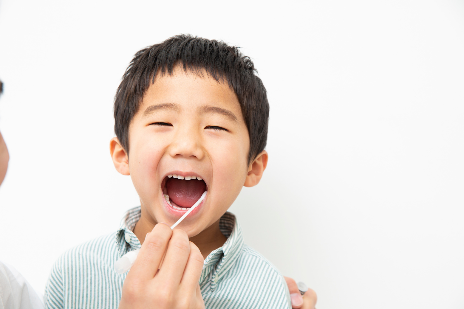 口腔粘膜を採取する様子