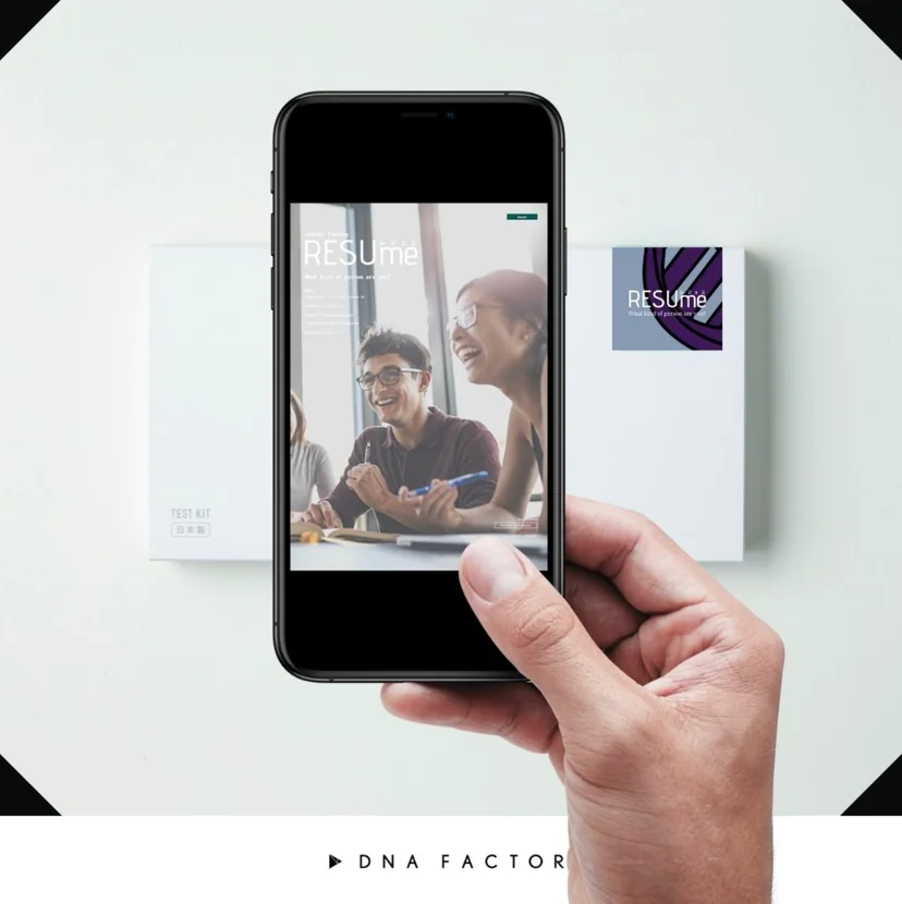 RESUmeの検査結果をスマートフォンで確認している様子